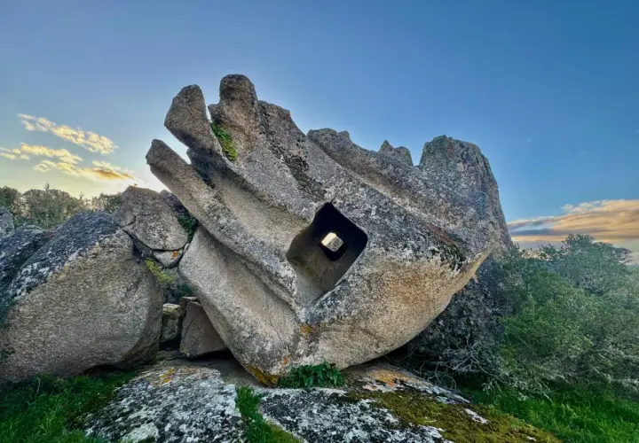 Antica domus de janas a Monastir, scolpita nella roccia con un enigmatico foro quadrato.