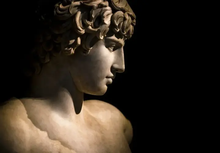 Busto in marmo di un giovane uomo con capelli ricci, forse Telemaco, il figlio di Ulisse, che guarda pensieroso.