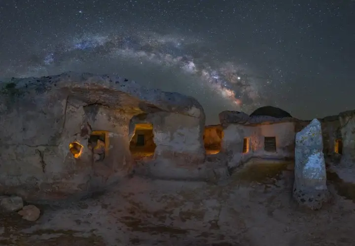 Antiche rovine illuminate dalla Via Lattea, un paesaggio che ricorda su crucifissu mannu.