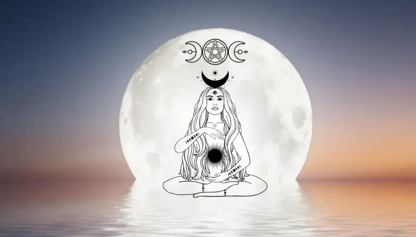 La Dea Madre seduta in meditazione, con il simbolo delle tre lune che rappresenta il significato di nascita, vita e morte.