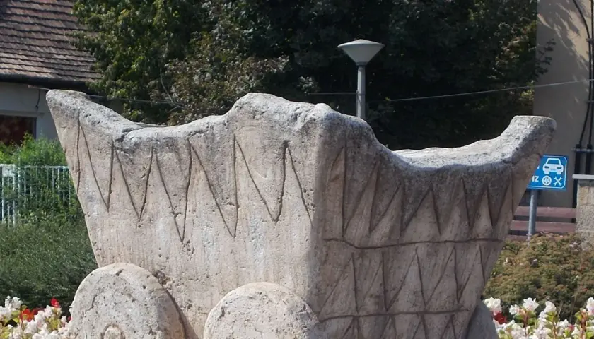 Scultura in pietra di un carro antico, con decorazioni a zig-zag. Chissà chi ha inventato la ruota per creare un mezzo così.