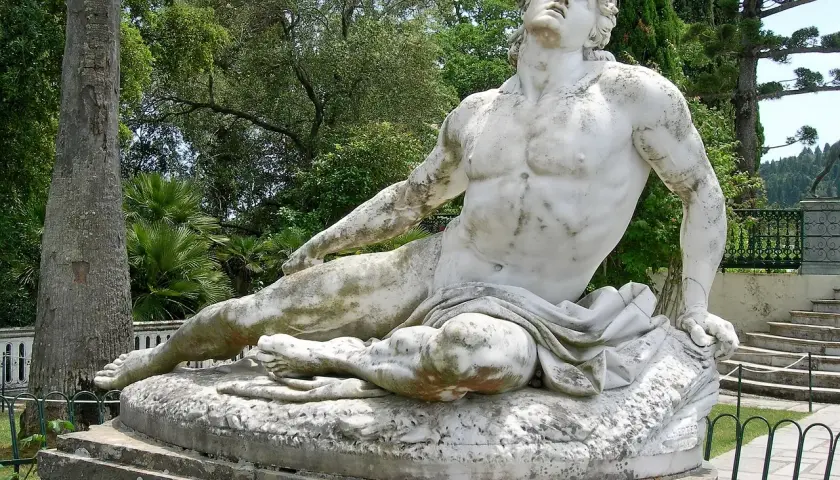 Statua di Achille, eroe greco o acheo, disteso in un giardino lussureggiante.