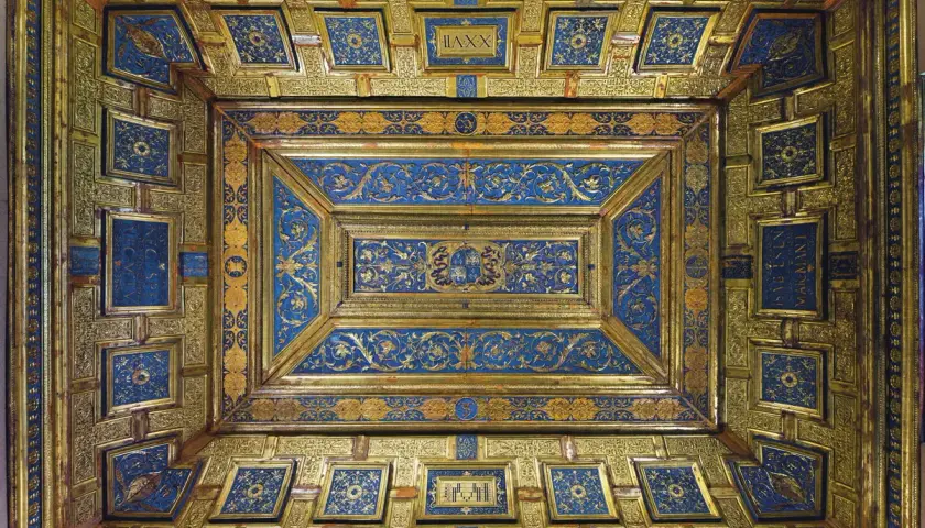 Soffitto dorato e blu con decorazioni a grottesche e iscrizioni, parte dello studiolo di Isabella d'Este.