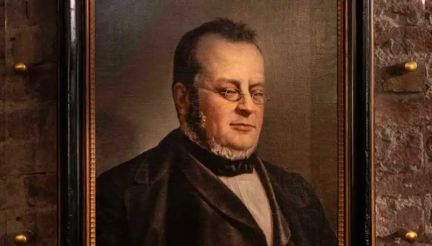 Ritratto di Michele Benso di Cavour, con occhiali tondi e barba curata, vestito elegantemente.
