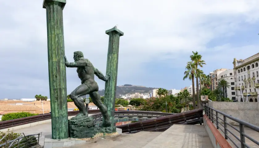 Statua di Ercole che sorregge le colonne, simbolo dello stretto di Gibilterra e delle Colonne d'Ercole.