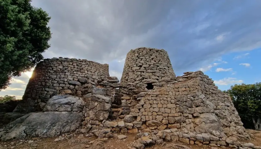Antico nuraghe Serbissi, con le sue torri in pietra e il cielo nuvoloso. Un luogo che evoca storie millenarie.