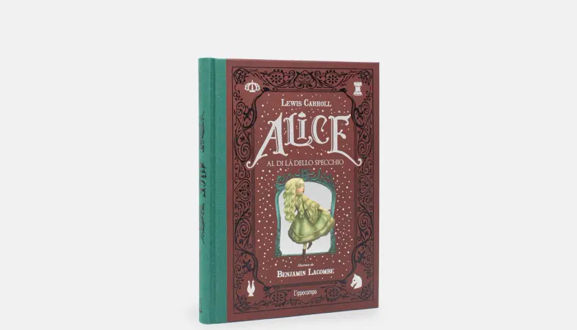 Copertina del libro "Alice al di là dello specchio", con Alice che guarda nel **specchio** in un'ambientazione fiabesca.
