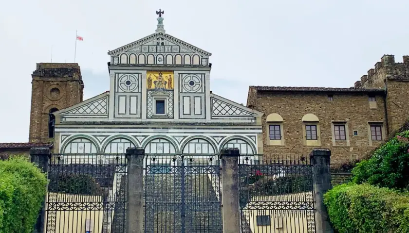 La Basilica di San Miniato al Monte a Firenze, con la sua facciata marmorea e il campanile, domina la città.