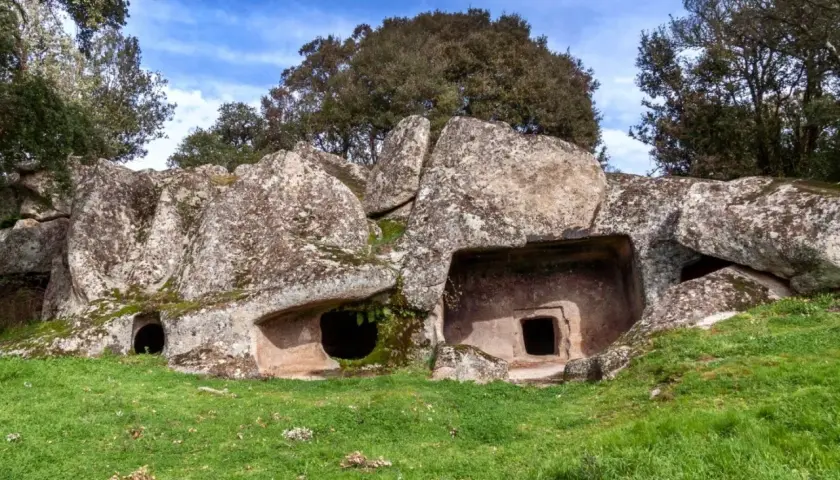 Antiche tombe scavate nella roccia, con un'ampia apertura che ricorda una sa pala larga.