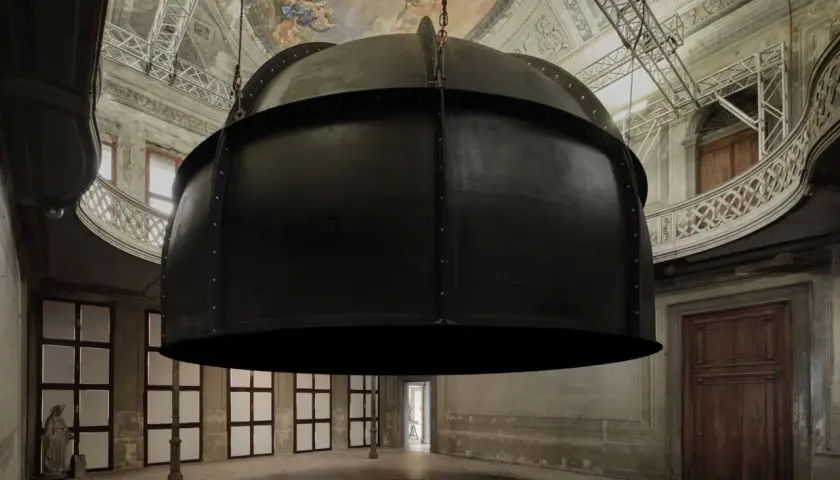Enorme cupola nera di Anish Kapoor sospesa nel maestoso Palazzo Manfrin, con affreschi sul soffitto.