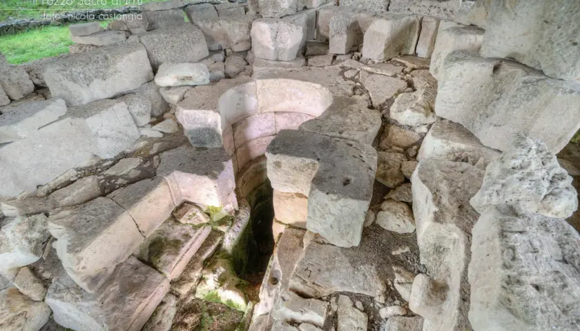 Il pozzo sacro di Nulvi, con le sue antiche pietre, custodisce i segreti di un passato lontano.