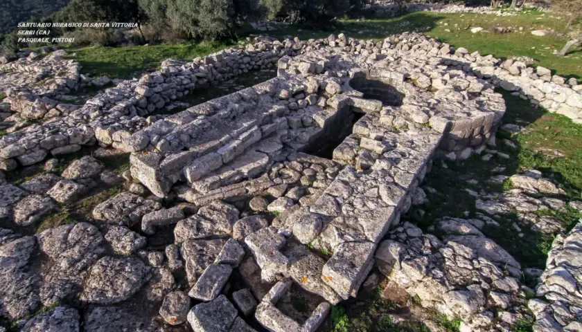 Rovine del santuario nuragico di Santa Vittoria a Serri (CA). Antiche pietre raccontano storie millenarie.