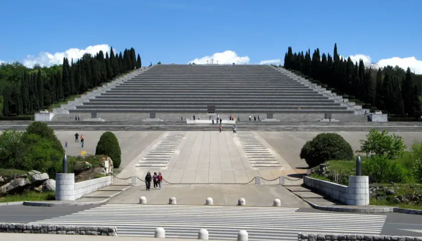 Il Sacrario di Redipuglia, un imponente monumento con gradinate e cipressi, ricorda perché si chiama Redipuglia, luogo di memoria.