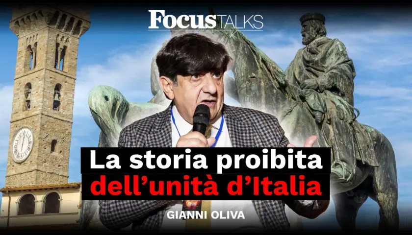 Gianni Oliva parla della storia proibita dell'unità d'Italia, con un campanile e un monumento equestre sullo sfondo.