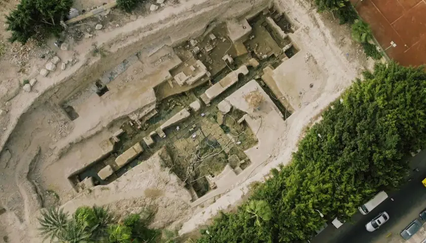 Scavo archeologico a cielo aperto, forse la tomba di Alessandro Magno, con strutture in pietra e acqua.