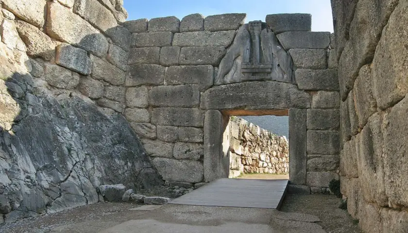 Porta dei Leoni a Micene, un simbolo del collasso dell'età del bronzo. Le mura ciclopiche e l'antica architettura evocano un passato glorioso e misterioso.