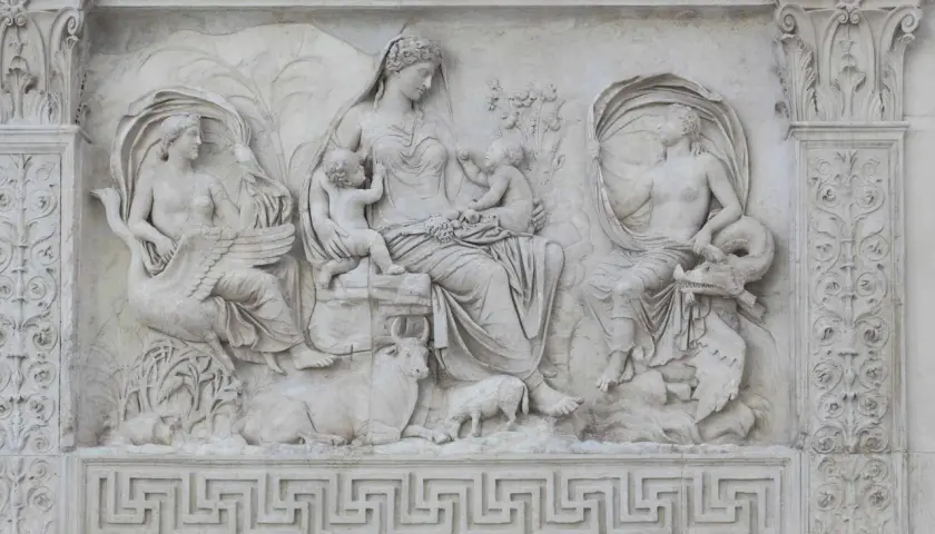 Rilievo dell'Ara Pacis di Augusto: una madre con bambini, figure mitologiche, animali e decorazioni.