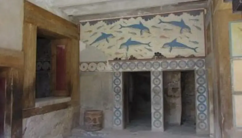 Affresco con delfini e pesci, tipico dell'arte minoica e micenea, decora le pareti di un antico palazzo.
