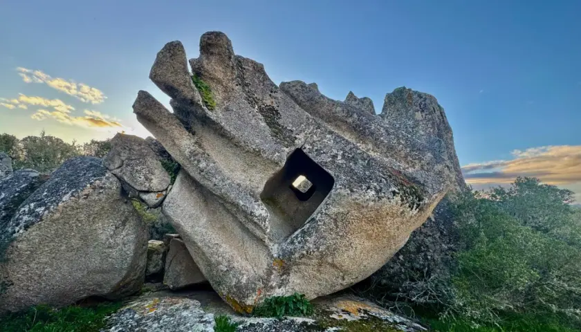 Antica domus de janas a Monastir, scolpita nella roccia con un enigmatico foro quadrato.