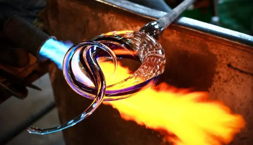Vetro fuso modellato da una fiamma viva, come nomi che significano fuoco.