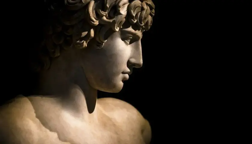 Busto in marmo di un giovane uomo con capelli ricci, forse Telemaco, il figlio di Ulisse, che guarda pensieroso.