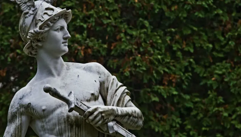 Statua di Hermes con elmo alato e spada, simbolo di messaggero e commercio. Il suo significato è legato alla velocità e all'ingegno.