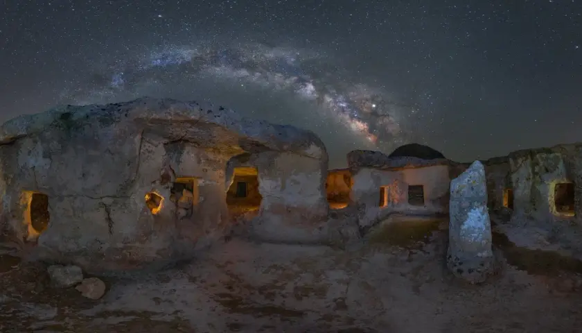Antiche rovine illuminate dalla Via Lattea, un paesaggio che ricorda su crucifissu mannu.