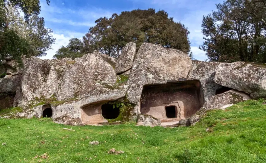Necropoli di Bonorva - Domus de janas e spirali rosse: la guida