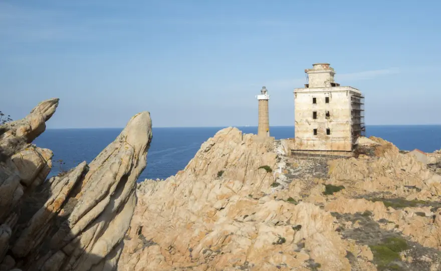 Faro di Razzoli - Storia e visita di un simbolo delle Bocche