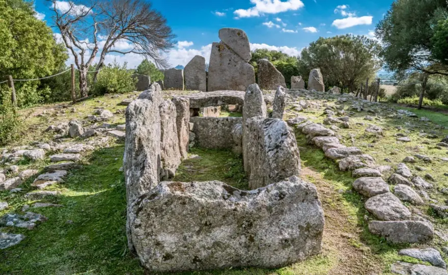 Tomba dei Giganti Li Lolghi - Va oltre il nome: scopri il vero significato