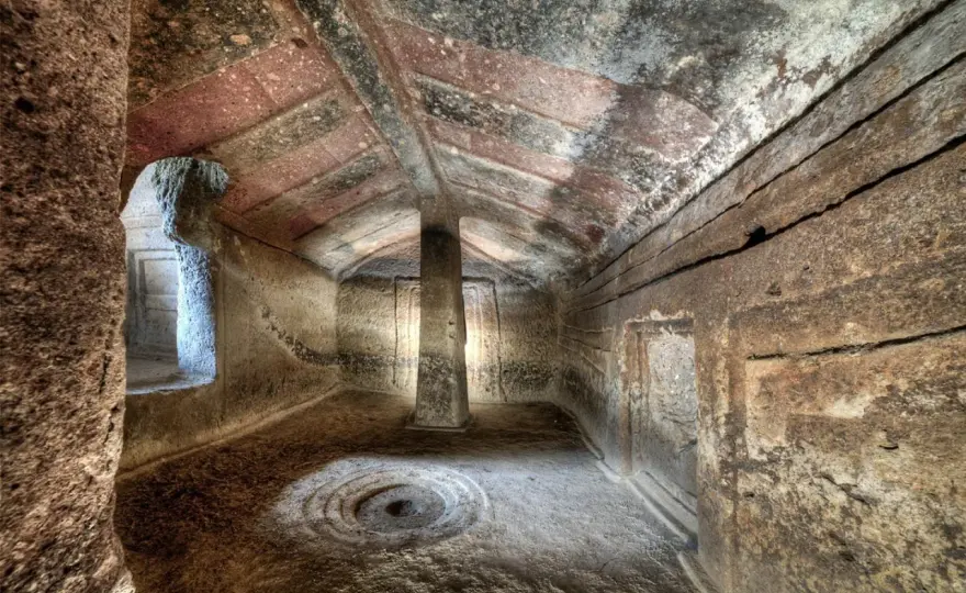 Domus de janas dipinte - La verità dietro i simboli sardi