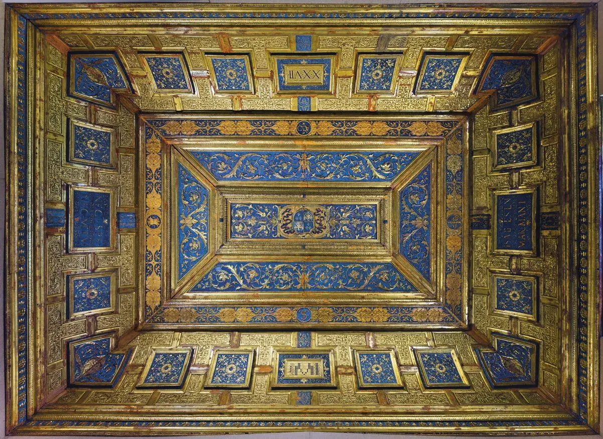 Soffitto dorato e blu con decorazioni a grottesche e iscrizioni, parte dello studiolo di Isabella d'Este.