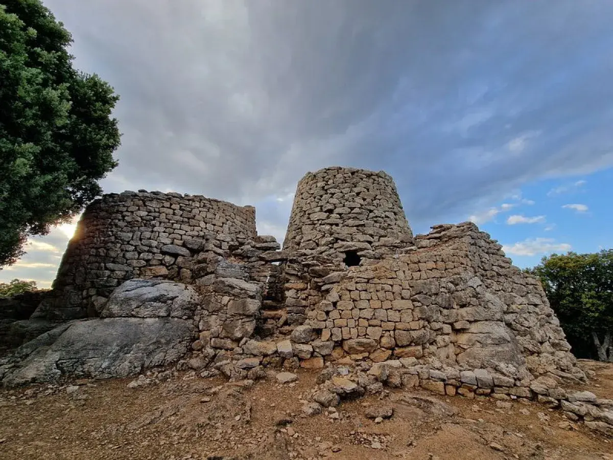Antico nuraghe Serbissi, con le sue torri in pietra e il cielo nuvoloso. Un luogo che evoca storie millenarie.