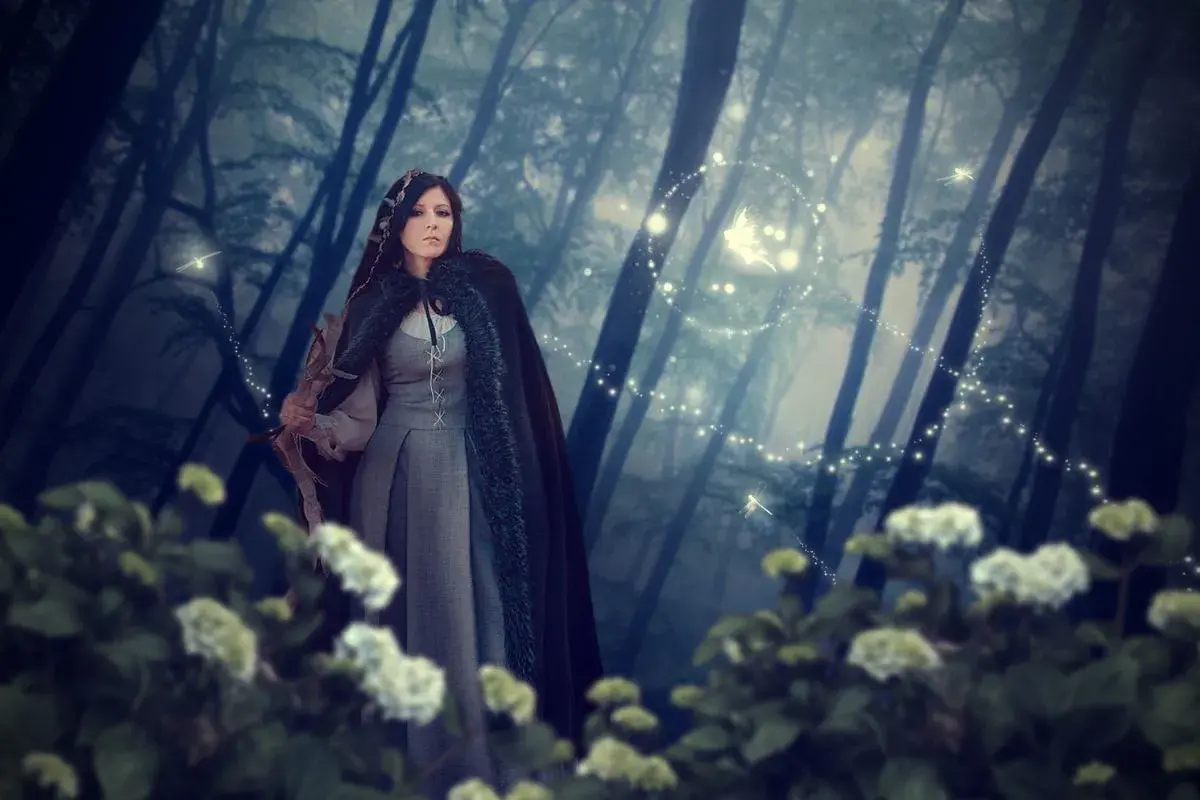 Una donna con arco e frecce in una foresta incantata, circondata da lucciole e fate con ali spiegate, un'immagine che evoca magia e mistero.