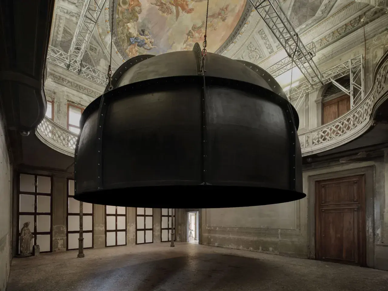 Enorme cupola nera di Anish Kapoor sospesa nel maestoso Palazzo Manfrin, con affreschi sul soffitto.