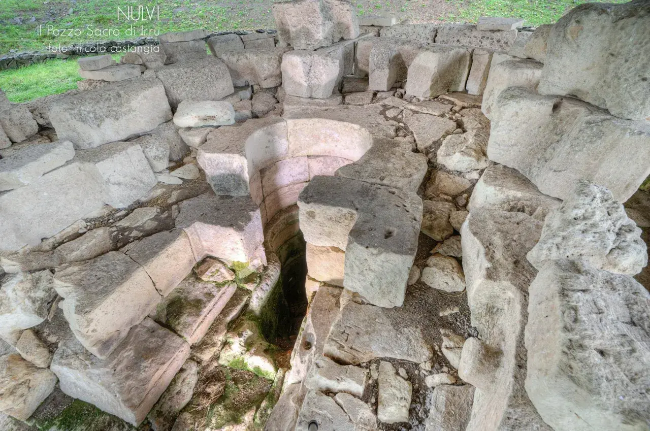 Il pozzo sacro di Nulvi, con le sue antiche pietre, custodisce i segreti di un passato lontano.