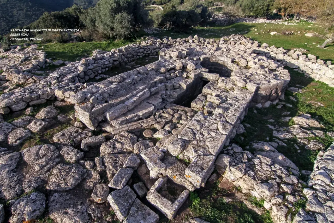 Rovine del santuario nuragico di Santa Vittoria a Serri (CA). Antiche pietre raccontano storie millenarie.