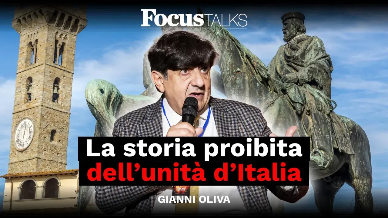 Gianni Oliva parla della storia proibita dell'unità d'Italia, con un campanile e un monumento equestre sullo sfondo.