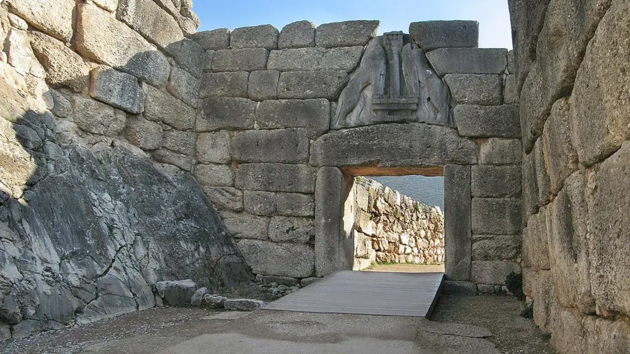 Porta dei Leoni a Micene, un simbolo del collasso dell'età del bronzo. Le mura ciclopiche e l'antica architettura evocano un passato glorioso e misterioso.