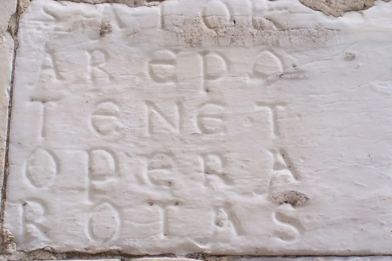 Il Quadrato Magico Sator: AREPO TENET OPERA ROTAS. Un antico enigma con un profondo significato.