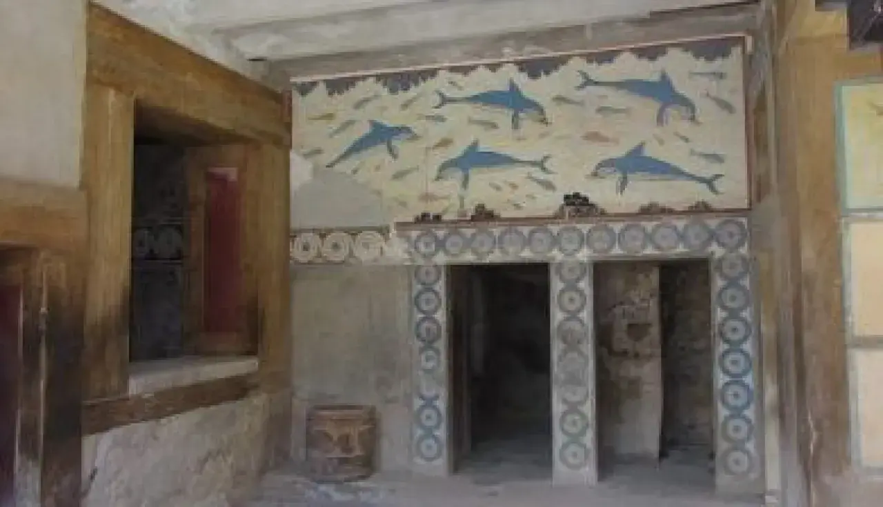 Affresco con delfini e pesci, tipico dell'arte minoica e micenea, decora le pareti di un antico palazzo.