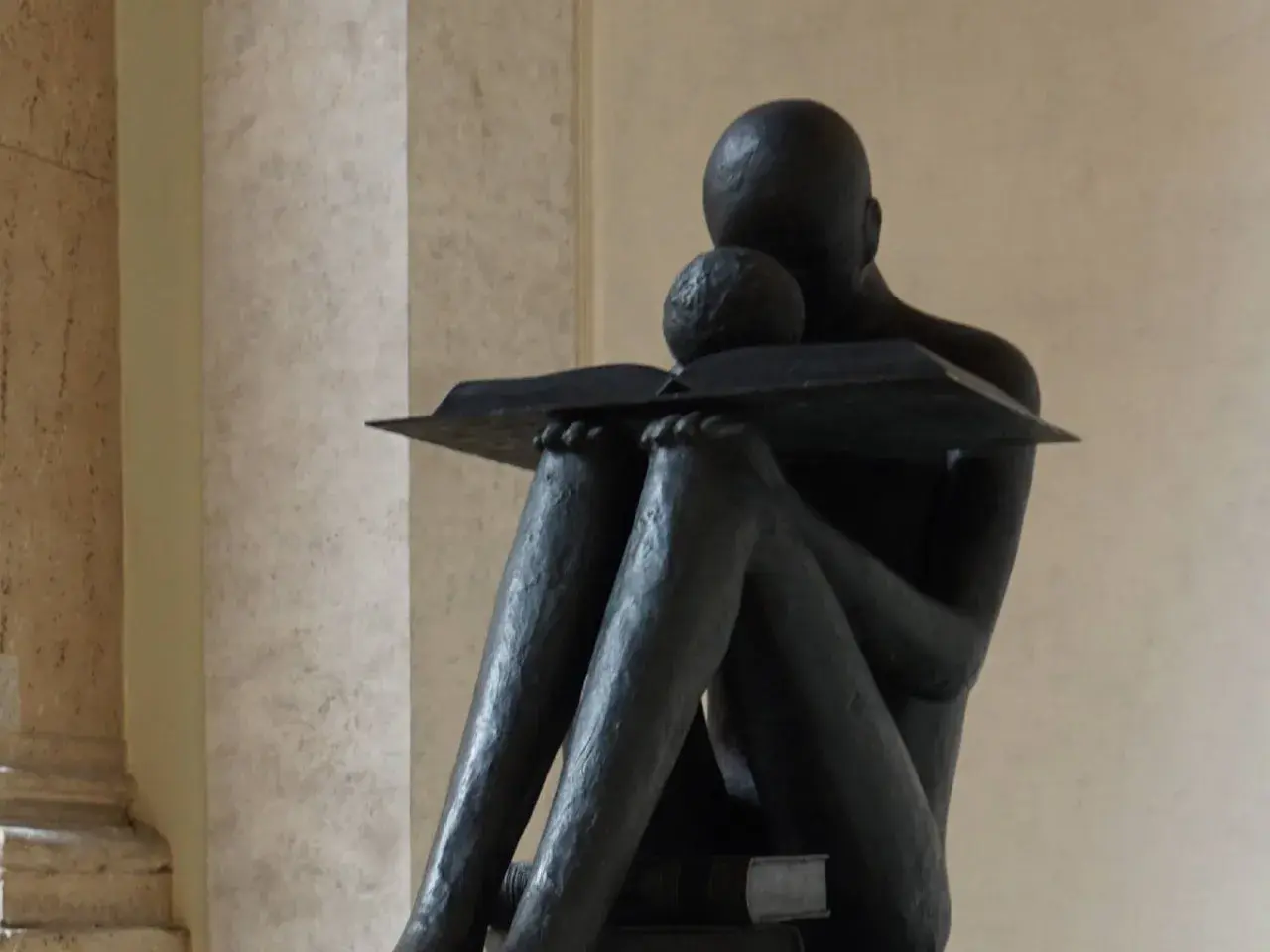 Statua di una figura che legge, immersa in un momento di riflessione, quasi un sinonimo di accidia intellettuale.
