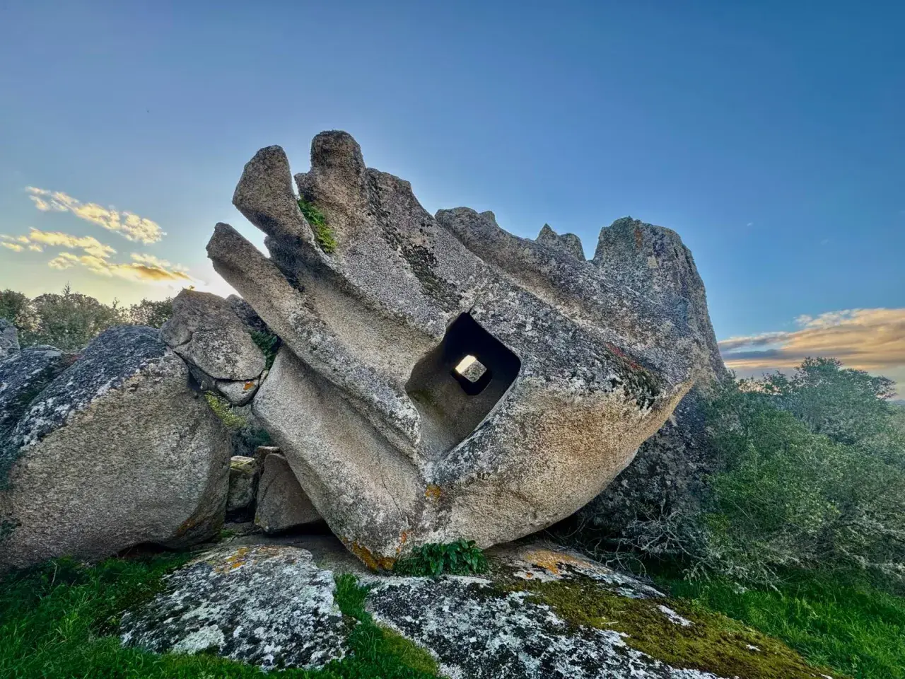 Antica domus de janas a Monastir, scolpita nella roccia con un enigmatico foro quadrato.