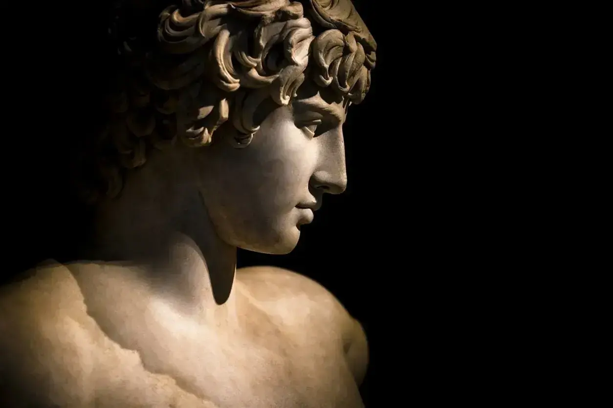 Busto in marmo di un giovane uomo con capelli ricci, forse Telemaco, il figlio di Ulisse, che guarda pensieroso.