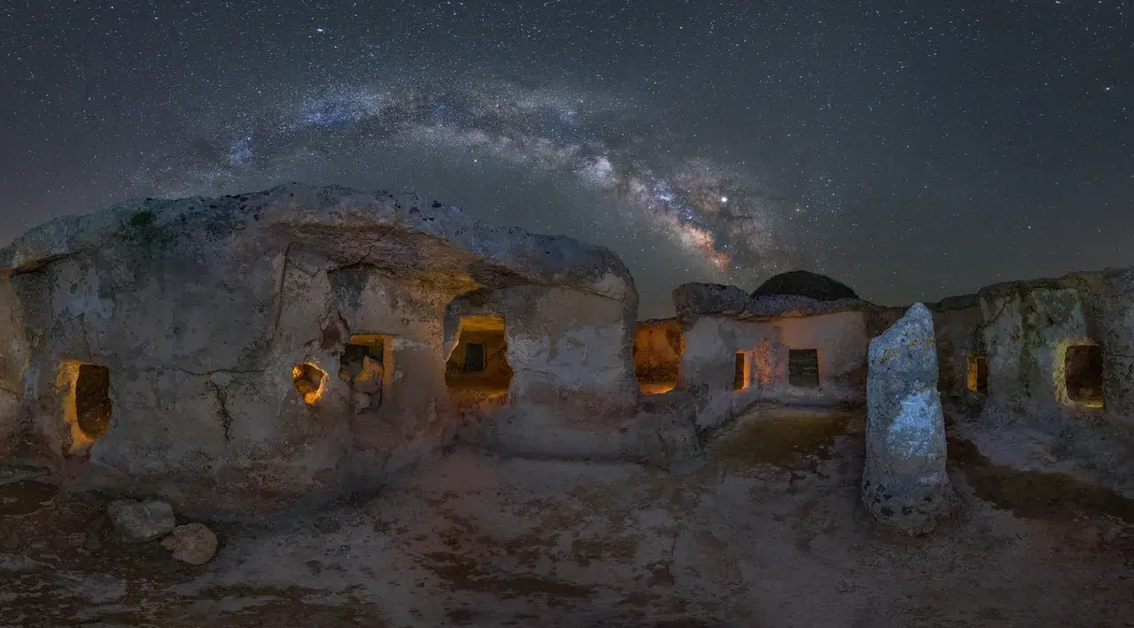 Antiche rovine illuminate dalla Via Lattea, un paesaggio che ricorda su crucifissu mannu.