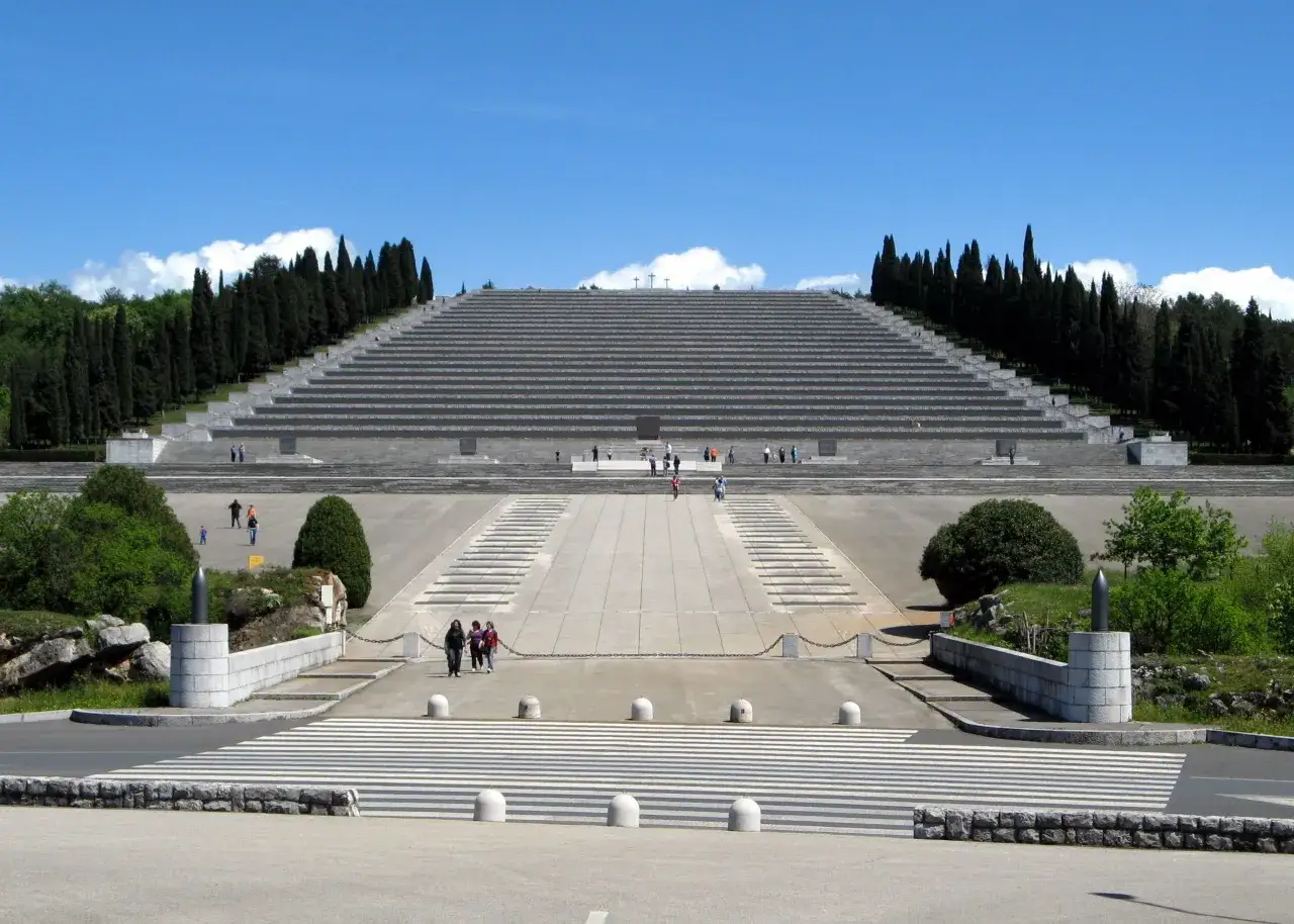 Il Sacrario di Redipuglia, imponente scalinata con cipressi, ricorda perché si chiama Redipuglia, luogo di memoria.