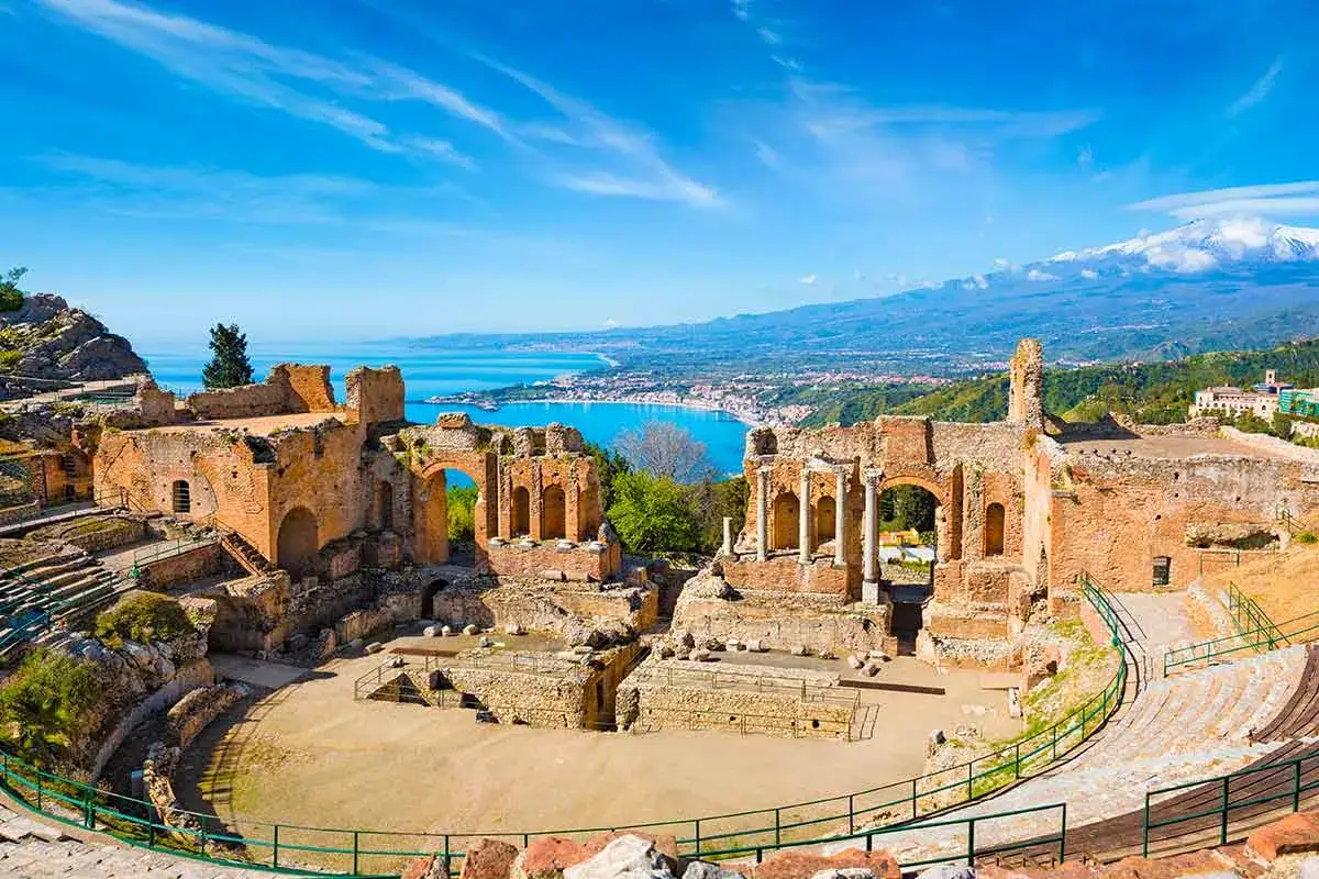 Antico teatro greco-romano, forse il primo teatro in Italia, con vista sul mare e sull'Etna.