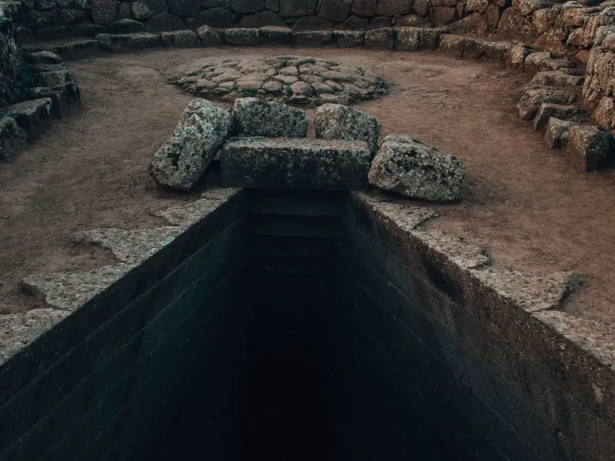 Pozzo sacro di Santa Cristina a Paulilatino, con gradini in pietra che scendono nell'oscurit&agrave;.
