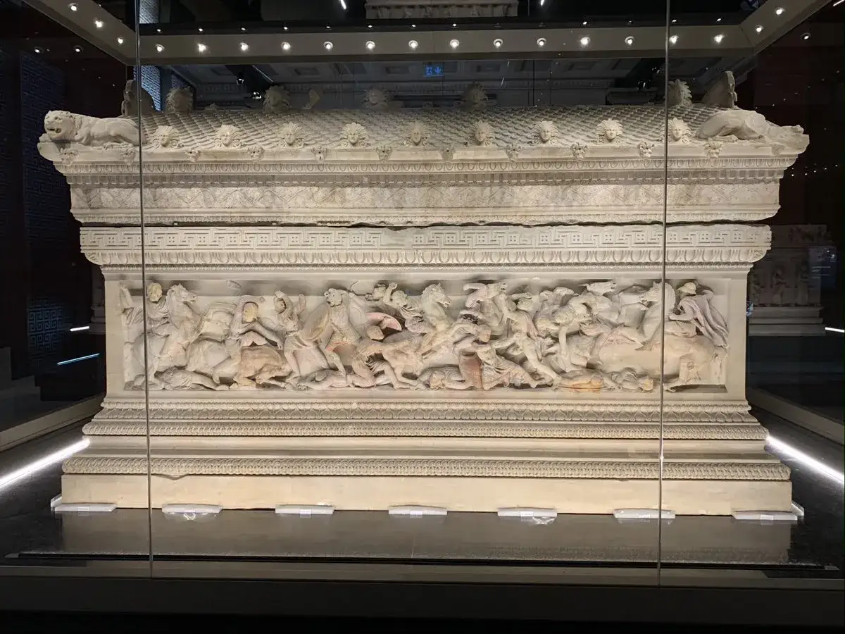 Magnifico sarcofago di Alessandro Magno, con rilievi di battaglie e leoni scolpiti.