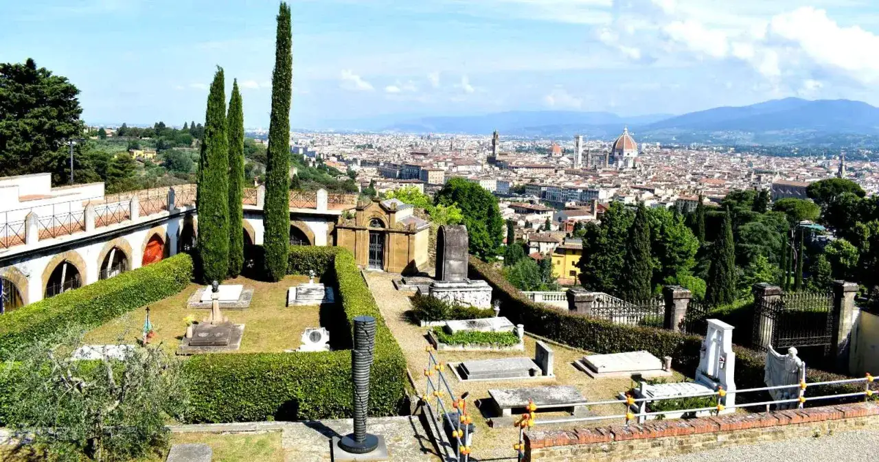 Cimitero monumentale di San Miniato al Monte con Firenze sullo sfondo.